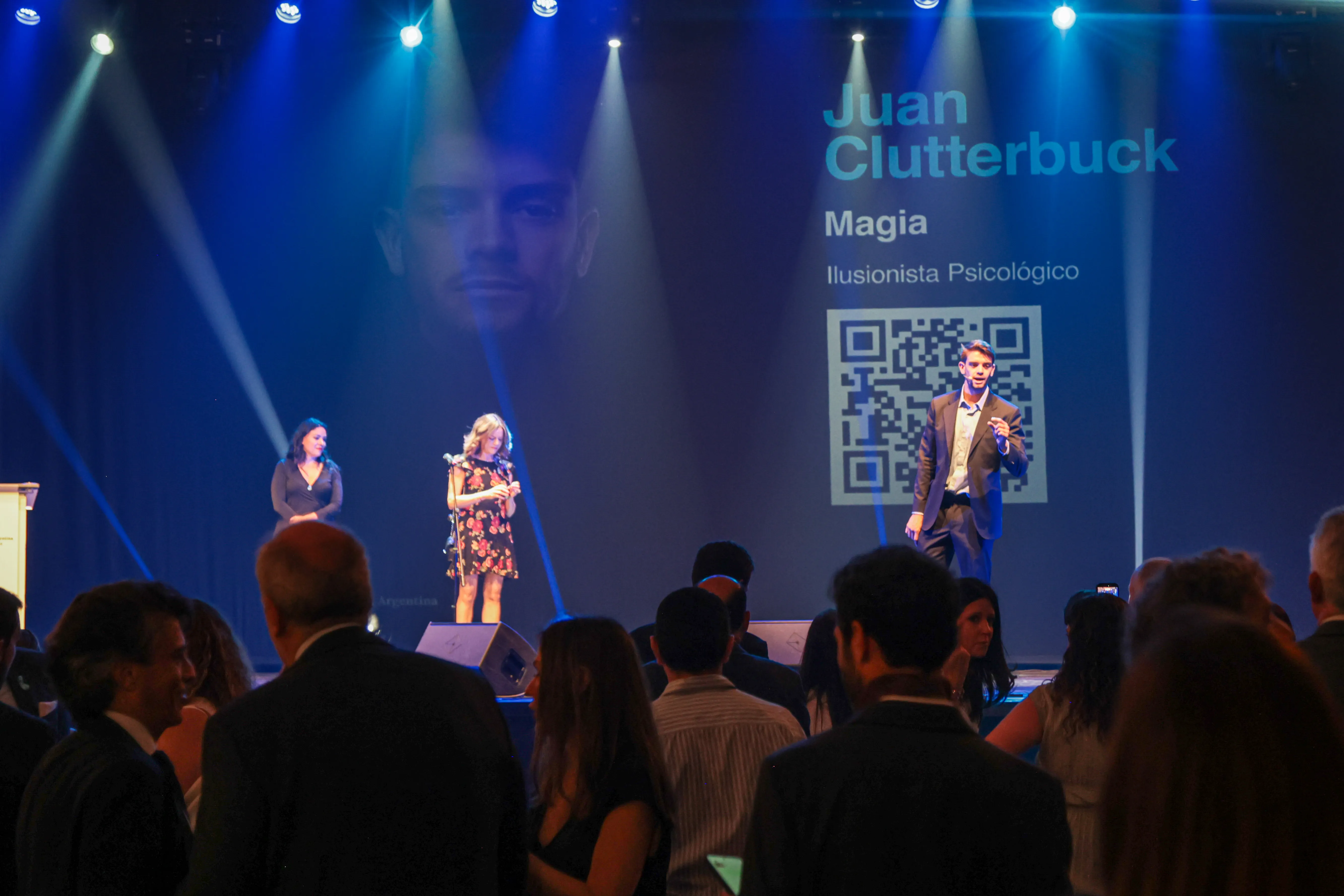 Clutterbuck en actuación